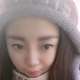 爱臭美的小妮子。