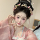 撑伞的小女孩